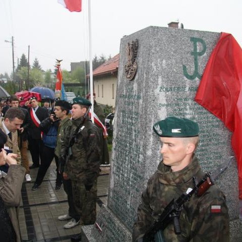 Odsłonięcie pomnika Żołnierzy Związku Walki Zbrojnej AK w Koźmicach Wielkich