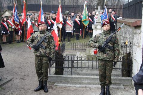 "Cześć bohaterom powstania, chwała ich pamięci"