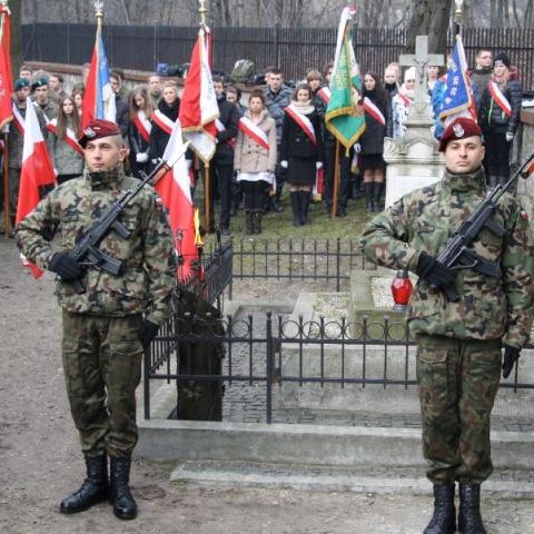 "Cześć bohaterom powstania, chwała ich pamięci"